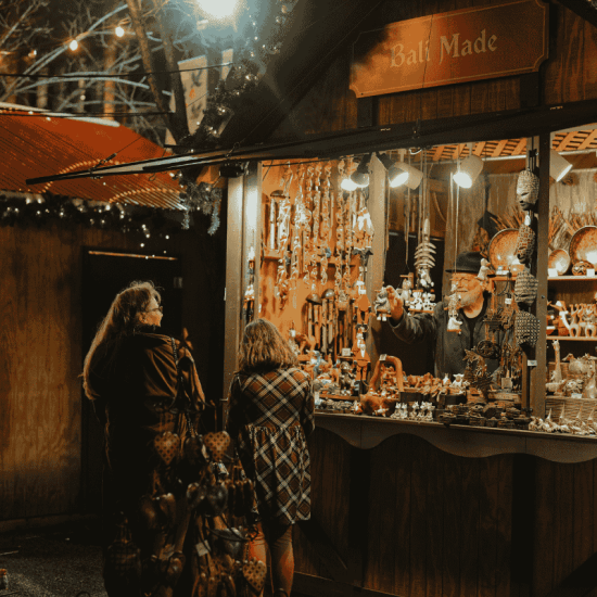 https://unsplash.com/it/foto/persone-in-piedi-davanti-a-un-bar-okURYxaf2sQ