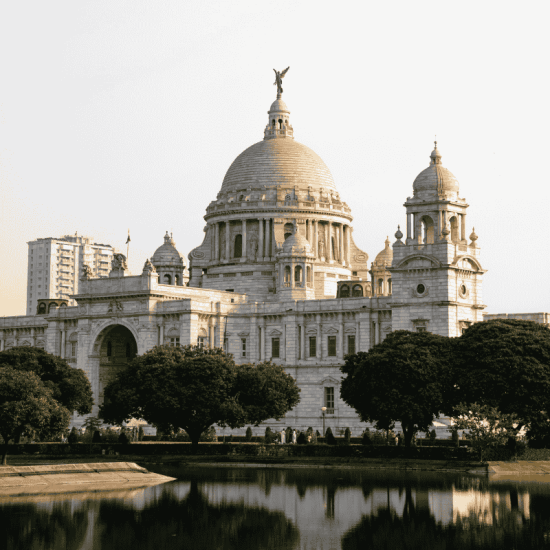 https://unsplash.com/it/foto/un-grande-edificio-bianco-con-una-statua-sopra-di-esso-er41sXd_TAI